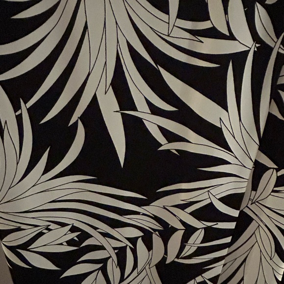 Alfani Woman Black and White Asymmetrical Leaf Print Women's Sleeveless Top 18W - Picture 3 of 10